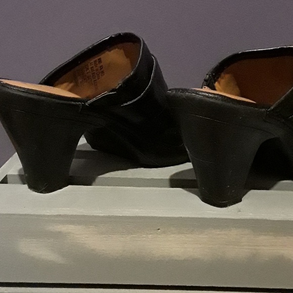 SOLD.            Clogs - Picture 4 of 4